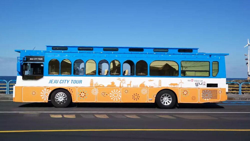Di chuyển trên xe buýt để du lịch tự túc tại đảo Jeju
