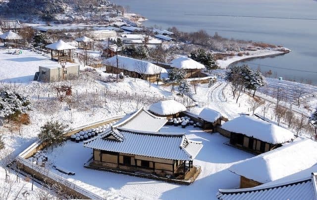 Vào mùa đông tại đảo Jeju khung cảnh thiên nhiên vẫn rất lãng mạn, quyến rũ theo một cách riêng