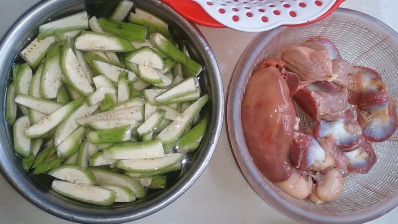 Hai nguyên liệu chính để bạn có thể làm món lòng gà xào chuối xanh